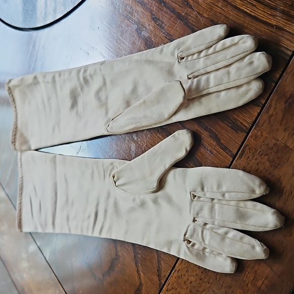 Vintage Cream Nylon 14-Inch Ladies Gloves, Size 6.5 - Picture 3 of 16